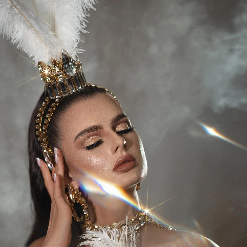 غطاء رأس على شكل تاج من الريش  - مراجعة Queen Accessories وسعره